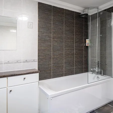 4-bed In Near Gatwick Airport London Holiday home