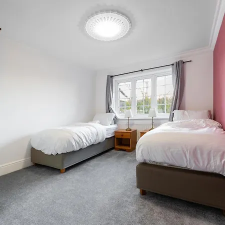 4-bed In Near Gatwick Airport London Holiday home *