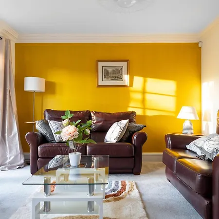 4-bed In Near Gatwick Airport London Purley