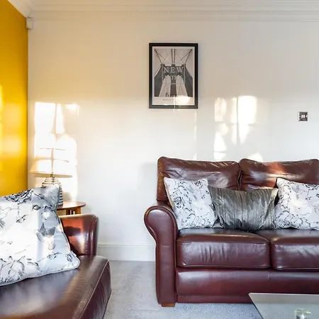 4-bed In Near Gatwick Airport London Holiday home