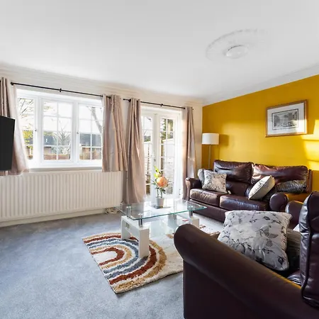 Holiday home 4-bed In Near Gatwick Airport London