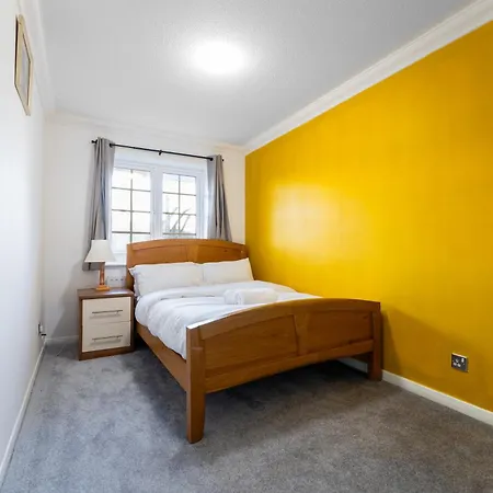 Holiday home 4-bed In Near Gatwick Airport London *