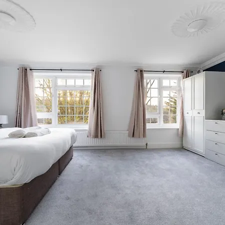 4-bed In Near Gatwick Airport London Holiday home Purley