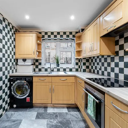 4-bed In Near Gatwick Airport London Purley
