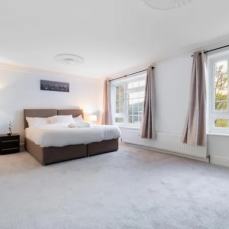 4-bed In Near Gatwick Airport London