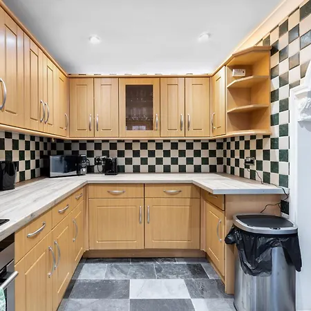 Holiday home 4-bed In Near Gatwick Airport London *
