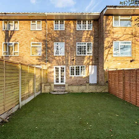 4-bed In Near Gatwick Airport London *