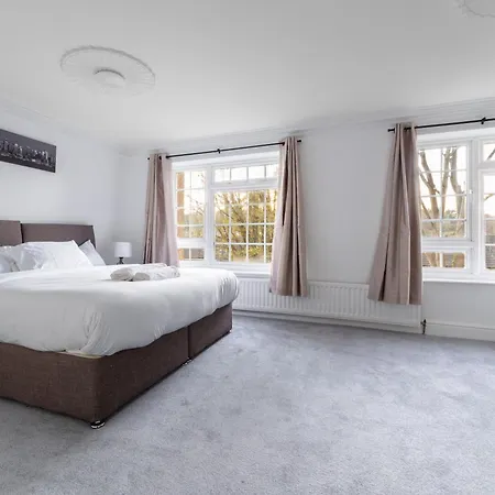 4-bed In Near Gatwick Airport London Holiday home *