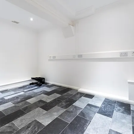 Holiday home 4-bed In Near Gatwick Airport London *