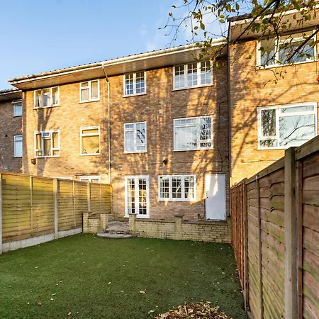 Holiday home 4-bed In Near Gatwick Airport London Purley