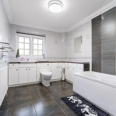 4-bed In Near Gatwick Airport London *