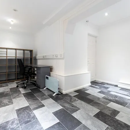 4-bed In Near Gatwick Airport London * Purley