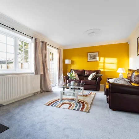 4-bed In Near Gatwick Airport London