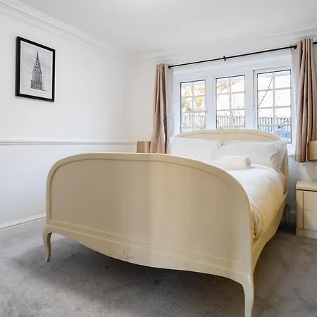 4-bed In Near Gatwick Airport London Holiday home