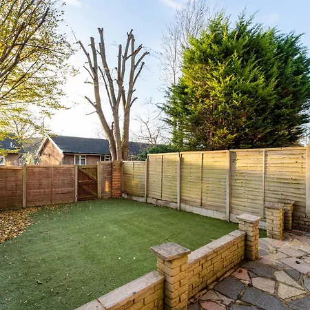 Holiday home 4-bed In Near Gatwick Airport London