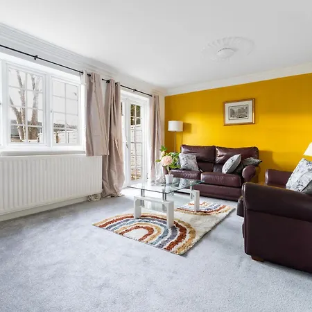 4-bed In Near Gatwick Airport London Holiday home *