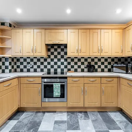 Holiday home 4-bed In Near Gatwick Airport London *