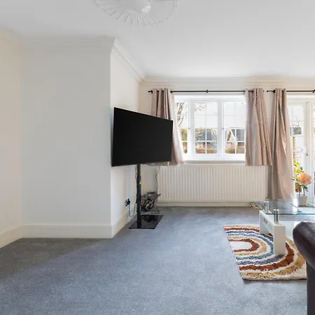 4-bed In Near Gatwick Airport London * Purley