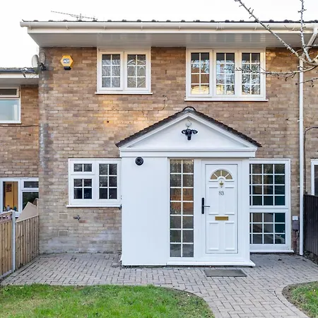 4-bed In Near Gatwick Airport London Holiday home *