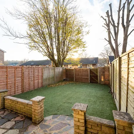 4-bed In Near Gatwick Airport London *