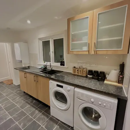 Holiday home Spacious 3 Bedroom House Near London, O2, Excel, Stratford, Tube Station & Parking Available *