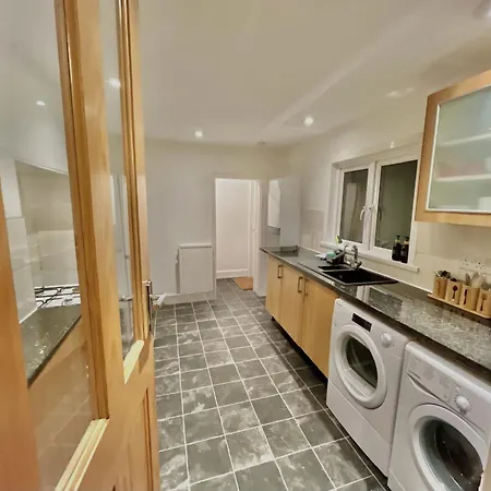Spacious 3 Bedroom House Near London, O2, Excel, Stratford, Tube Station & Parking Available Holiday home London