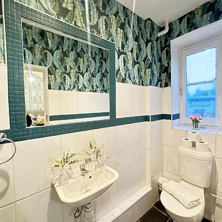 Comfortable Family Near Eye Londra