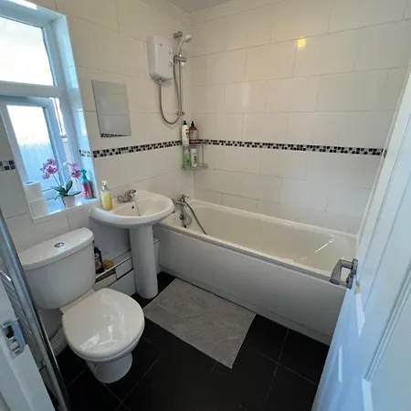 Spacious For Rent 10 Min From Tower Bridge *