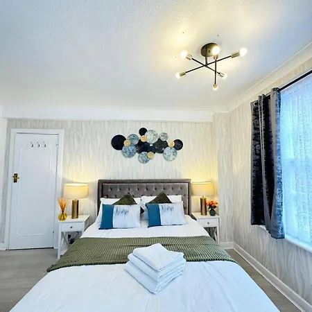 Beautiful Family Near Hyde Park London