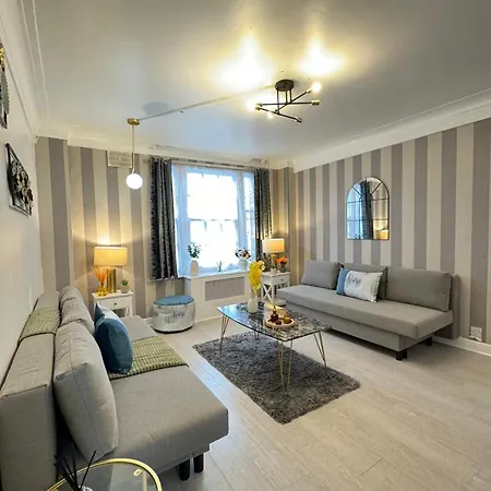 Beautiful Family Near Hyde Park London