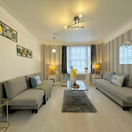 Beautiful Family Near Hyde Park London