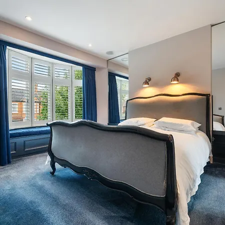 Elegant 4-br House With Garden Apartment