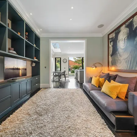 Apartment Elegant 4-br House With Garden