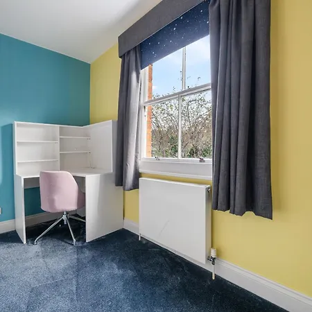 Elegant 4-br House With Garden Apartment *