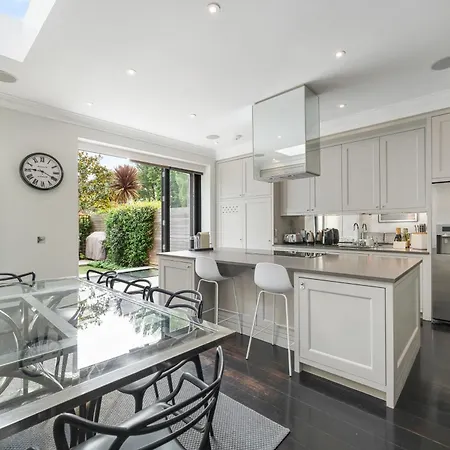 Elegant 4-br House With Garden Apartment *
