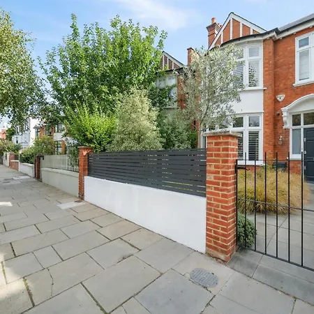 Elegant 4-br House With Garden