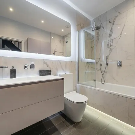Elegant 4-br House With Garden