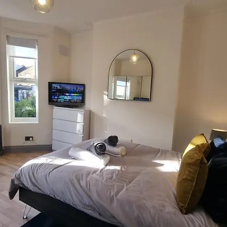 Chic Double Room, 20 Mins To London, Supermarkets, Shops, Bars, Metro Few Mins Walk London