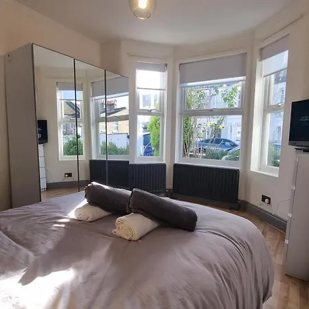 Homestay Chic Double Room, 20 Mins To London, Supermarkets, Shops, Bars, Metro Few Mins Walk London