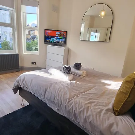 Chic Double Room, 20 Mins To London, Supermarkets, Shops, Bars, Metro Few Mins Walk Homestay London