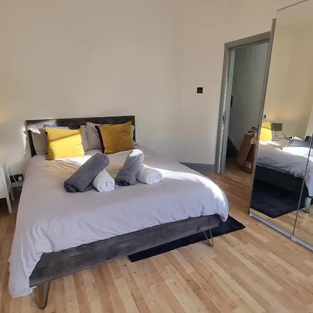 Chic Double Room, 20 Mins To London, Supermarkets, Shops, Bars, Metro Few Mins Walk *