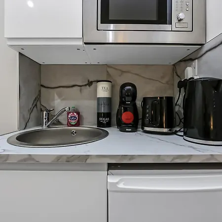 Cozy Sunlit With Kitchenette * London