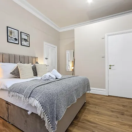 Apartment Cozy Sunlit With Kitchenette