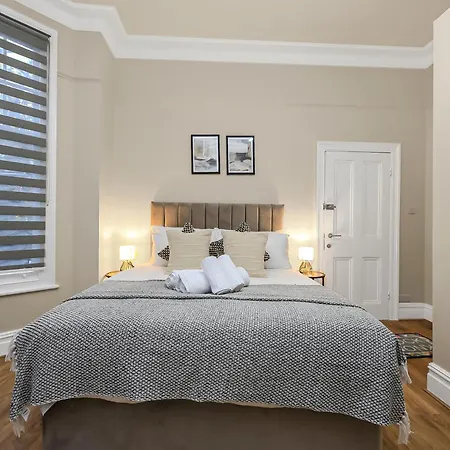 Cozy Sunlit With Kitchenette Apartment London