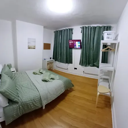 Croftons House Bed & Breakfast London