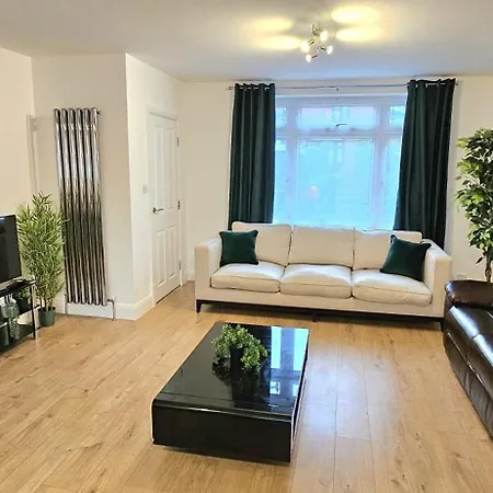 Bse Homes & Ltd Manford 3-bedroom Home, Chigwell ,greater London With Parking Sleeps 6 Apartment