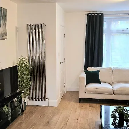 Apartment Bse Homes & Ltd Manford 3-bedroom Home, Chigwell ,greater London With Parking Sleeps 6 Ilford