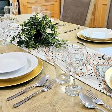Apartment Bse Homes & Ltd Manford 3-bedroom Home, Chigwell ,greater London With Parking Sleeps 6 Ilford