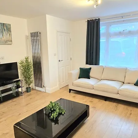 Bse Homes & Ltd Manford 3-bedroom Home, Chigwell ,greater London With Parking Sleeps 6 *