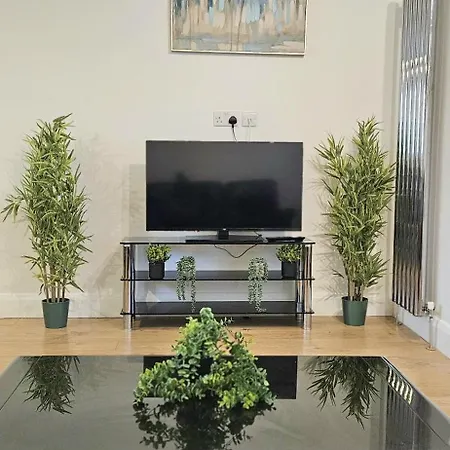 Bse Homes & Ltd Manford 3-bedroom Home, Chigwell ,greater London With Parking Sleeps 6 * Ilford